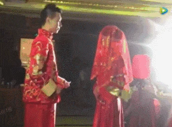 搞笑GIF趣图：这女的胆子也太大了点吧！你们真是太激动了！-go to sea