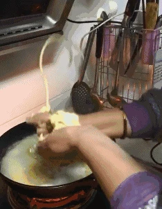 搞笑GIF趣图:大姐，你出手真阔绰，也给我一点零花钱吧！-go to sea